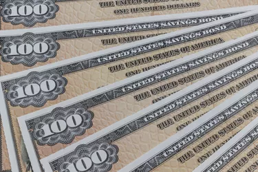 fan of $100 Savings bonds