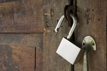 How to Pick a Master Lock Padlock When Your Key Gets Lostunlocking padlock  on a wooden door