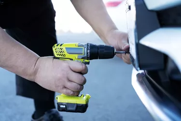using wireless power drill to car plate installation